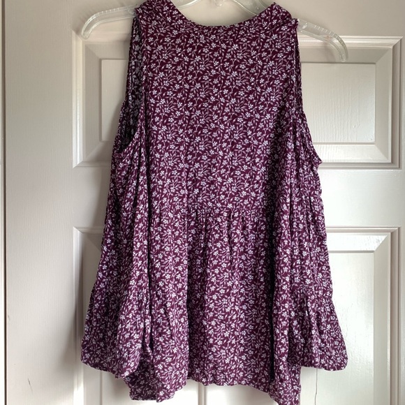 American Eagle Outfitters Tops - American Eagle shoulder cutout top size small